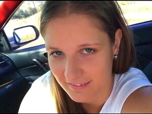 Fille ordinaire baisée en voiture dehors