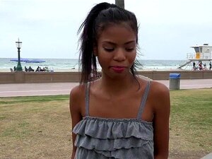 Petite ébène à peine majeure, Nia Naccis se fait écarter la chatte