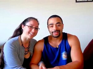 Un couple amateur aventureux essaie de se balancer avec un échange