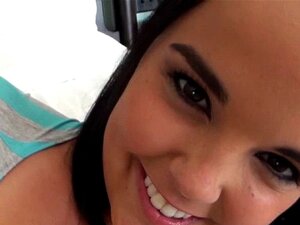 Une fille délicate fait de son mieux pour avaler une énorme bite