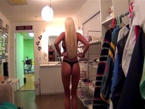Blonde chaude dans les coulisses