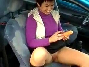 Femme à la tête rouge se fait choper avec un outil sexuel., Jolie