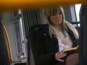 elle doit montrer ses nichons en public