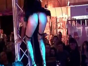 Une salope brune sexy devient chaude en dansant