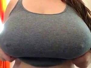 Filles aux seins parfaits jouent avec ses tétons