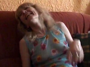 Maman bleue aux seins profonds et tombants