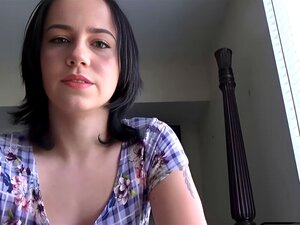 Douce petite amie rentre du travail Remi Jones