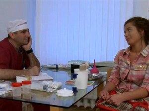 Vieux Gyno Doc Séduisant une Mignonne. Vieux Gyno Doc Séduit une