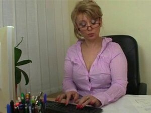 Il baise une femme de bureau en chaleur