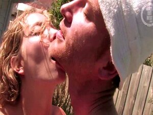 Un joli trou du cul australien pénétré par une grosse bite