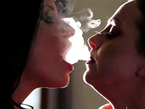 Romi Rain & Abigail Mac fument et baisent