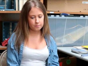 Une mignonne voleuse inquiète baise la sécurité pour sortir de son