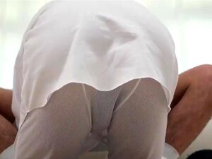 Un mec musclé soulève et jette le twink gay Elders Garrett et