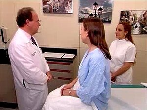 un véritable épisode d’examen d’une femme d’un âge bouclé,