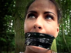 Esclave au mauvais comportement lutte pour endurer un BDSM brutal. La
