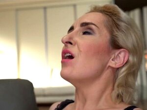 La GILF blonde Di Dev a trouvé son nouveau pote de baise. La GILF