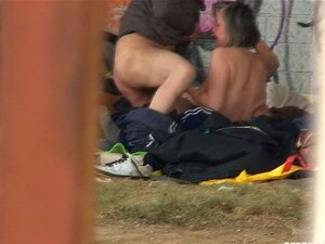 Plan à trois sans-abri dans la rue pure ayant des relations sexuelles
