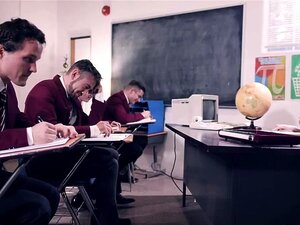 Des étudiants en chaleur lancent un ultimatum à leur prof sexy. Les