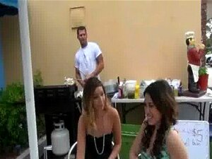 Un mec lisse paie une fille sexy pour du sexe 8