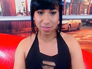 Sexy shemale sauvage en cam. Regarde-la se branler la queue juste