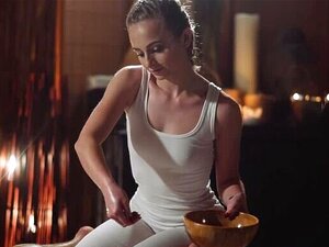 Massuèse sexy à l'huile trempée sur petits seins