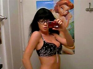 Fille chaude avec de gros seins dansant dans le miroir