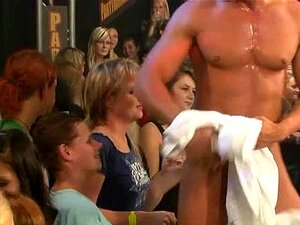 Des tonnes de sexe en groupe sur la piste de danse