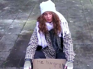 Une mignonne sans-abri baise son grand-père dans le parc pour peu