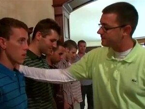 De nouveaux étudiants de première année de collège se font