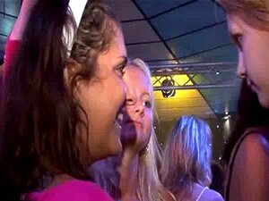 Les gens baisent partout dans le club