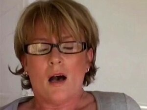 Elle le fait elle-même. elle le fait elle-même