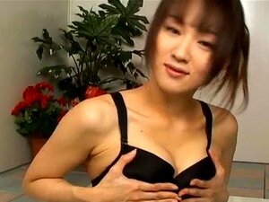 Modèle AV japonais se caresse la chatte et les seins