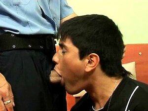 Un suspect twinky intimidé pour qu'il grignote une vieille queue