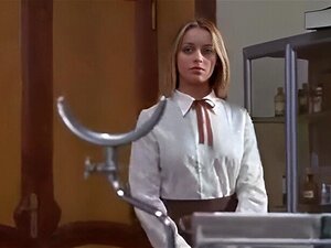 clip de 1974, actrice italienne examinée par un médecin en