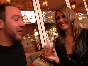 La pute léopardskine Nina Rae se frotte le clito en chaleur pendant