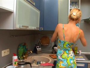 Une action hardcore d'insertion de chatte fait que cette mignonne se