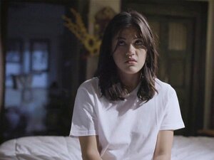 Le beau-père en chaleur prend l'habitude de baiser la mignonne Kendra