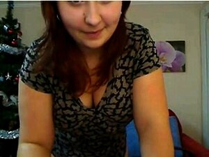 Une jeune Roumaine fraîche et bien en chair se met à poil devant la