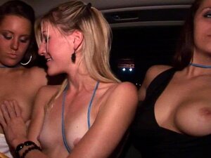 Filles de fête d'Orlando font la fête nues dans un parking au hasard