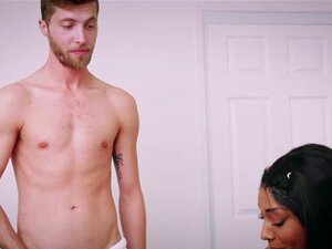Ebony Sizi baise son demi-frère en missionnaire