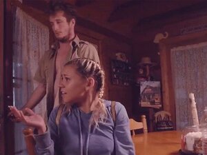 La délicieuse mignonne Marsha May se fait baiser brutalement dans la