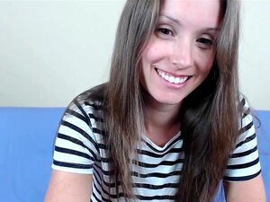 Fille de webcam se doigte la chatte en bas et talons