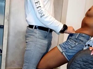 Petite soubrette VIRGINALE BAISÉE FURIEUSEMENT PAR SON PATRON PENDANT