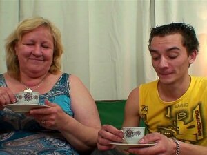 Un mec baise la belle-mère à gros seins de sa femme sur le sol