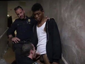 Des photos de flics masculins embrassant un gay. Nous avons arrêté