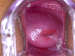 Une nympho tchèque en chaleur ouvre son minou rétréci à la