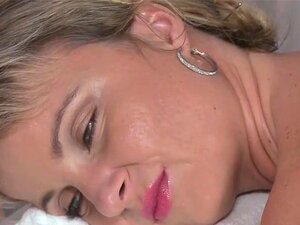 Le masseur frotte la chatte à une blonde et la baise. Le masseur a