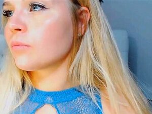 Une shemale chaude et bien foutue adore se branler sa grosse bite