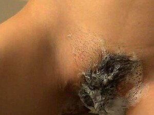 Mayu Kawai offre une bite avec un jouet dans sa chatte rasée