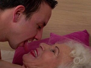 Les mamies se font baiser leur chatte poilue. Les mamies se sont fait